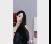 美艳斗鱼主播苏樱：性感魅骨水晶透明，令人神魂颠倒！