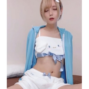 伪娘秋月真凌：性感外表、精彩表演，把你拉进视频世界