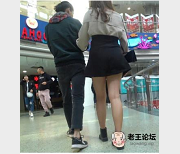 女神的诱惑：大长腿美女的裙子私拍视频，让你身临其境！