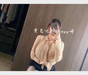网红女神童小芯：H字高跟鞋、J字比基尼、车灯等性感写真集锦