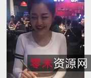 《{{网红名字}}的餐桌趣味行为:从餐桌上寻找乐趣》