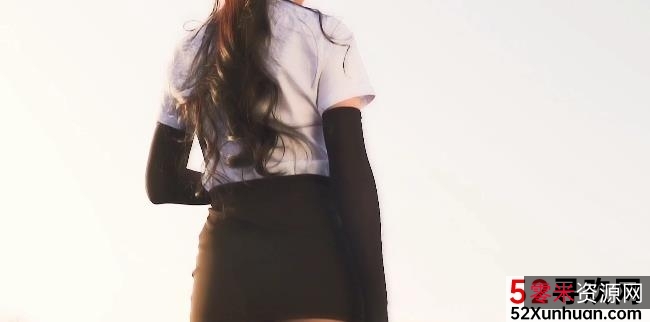 《禁锢在屋檐下：妖精社焦艺的网红美丽与活力》