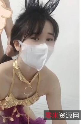 《精选久妖网红女神奶茶恭贺新年，樱桃小嘴不停吸吮》