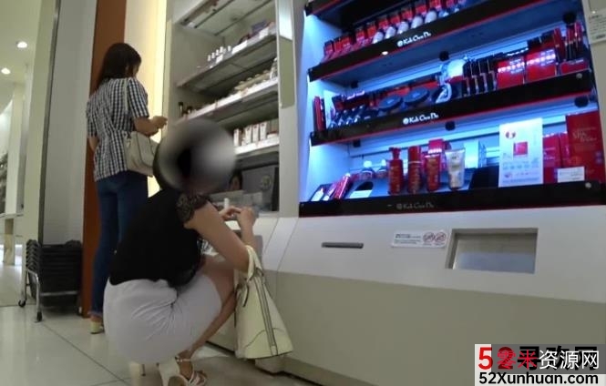 街拍性感御姐：白色包臀裙，圆润蜜桃臀，洋溢着温柔笑容的美丽