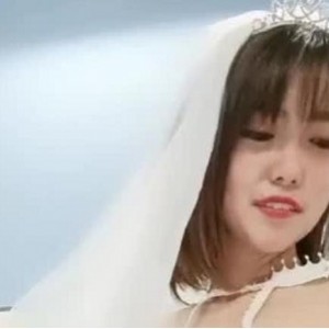 两位精选女主播撞衫 白色婚纱作品两部