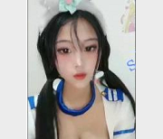 精彩热舞巨R美女诱惑舞：道具车灯炫动，身材颜值让人过目不忘！