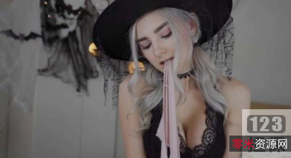 欧美网红AvrilxLust的性感魅力:白色大白兔、粉嫩小圆晕、长腿翘臀、豪放性感