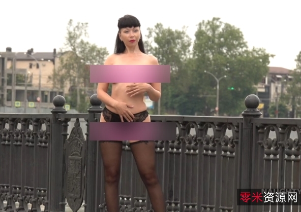 欧美女神Naughty_lada33V-6.5G诡异奇特风的成熟女人，让路人下垂，公共场合性感透视装，给人绝妙的奇妙感！