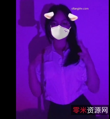 大学生宿舍内的热吻舌战！