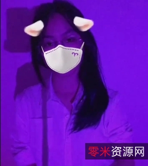 大学生宿舍内的热吻舌战！