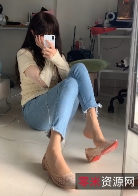 《无敌小姨妈》斗鱼人气网红主播精彩合集：腿控足系列、成熟主妇美腿室外奇妙诱惑！（932M）