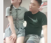 猥琐大叔PUA小姐姐，白菜价猪拱陌陌服装，夸金钱无保护措施摘晃