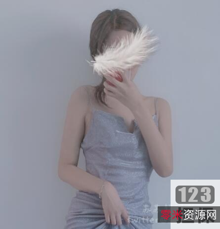 推特精选女神_苏妄言粉色肚兜+白色网袜套装