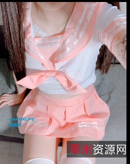 粉色JK服装配白色袜子,网红小姐姐的必备款