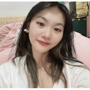 重庆奶茶店美女摄影师拍摄的C杯美女照片，高清大图19张，支持5V充电，存储容量为2.3G，下载地址在百度盘。