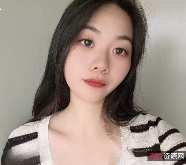 重庆奶茶店美女摄影师拍摄的C杯美女照片,高清大图19张,支持5V充电,存储容量为2.3G,下载地址在百度盘。