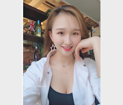 宋思嘉舞蹈老师露脸自拍图集，网友分享三人游团建视频