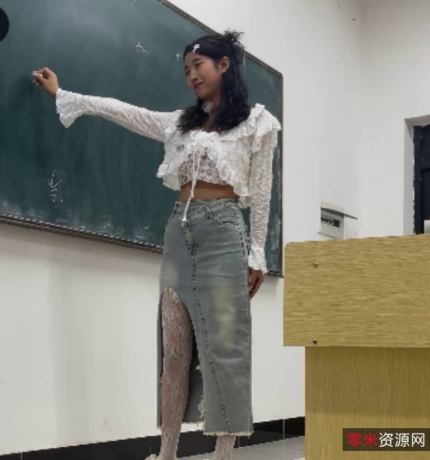 白丝网袜的搭配感兴趣，不妨来看看“初夏女神点点~牛仔裙白丝网袜美腿”，绝对让你心动不已！120P，1V，1.65G，百度云资源等你来下载。