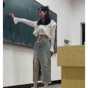 白丝网袜的搭配感兴趣，不妨来看看“初夏女神点点~牛仔裙白丝网袜美腿”，绝对让你心动不已！120P，1V，1.65G，百度云资源等你来下载。