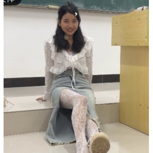 白丝网袜的搭配感兴趣，不妨来看看“初夏女神点点~牛仔裙白丝网袜美腿”，绝对让你心动不已！120P，1V，1.65G，百度云资源等你来下载。