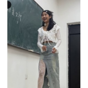 白丝网袜的搭配感兴趣，不妨来看看“初夏女神点点~牛仔裙白丝网袜美腿”，绝对让你心动不已！120P，1V，1.65G，百度云资源等你来下载。