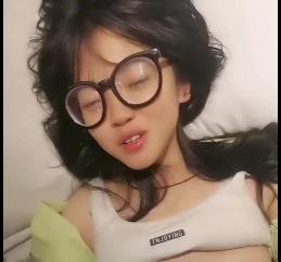 眼镜控必看！反差婊自拍正片短视频资源，女主露脸，数量众多