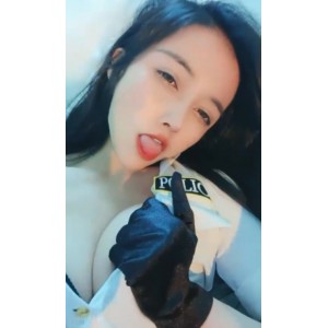 **上海模特一库一库111v137g合集，视频丰富多彩**自从母亲去世之后，我开始对上海模特展开了一番研究。在这个过程中，我发现了一个引人注目的合集，名为“一库一库111v137g合集”。这个合集包含了丰富的视频资源，总计收藏252个。通过百度搜索，可以轻松地单独下载其中的视频，其中有一部分视频大小为115。在这些视频中，有三位模特成为了我的关注对象。然而，令人意外的是，这三位模特并没有坐在一起。