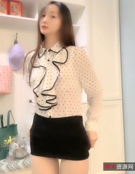 29v15.6g：主播小可爱，视频数量众多，长相清新，漏点按需