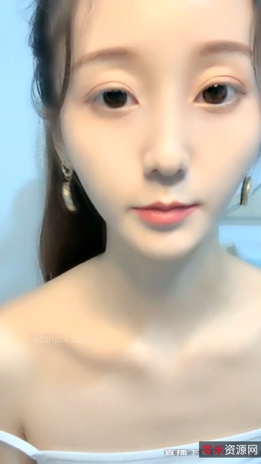 29v15.6g：主播小可爱，视频数量众多，长相清新，漏点按需