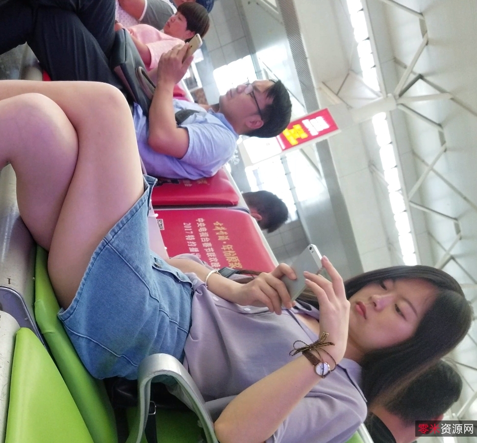 街拍合集百度云自然洋洋洋最新视频11V19.8G，车站鞋子细节