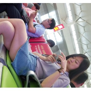 街拍合集百度云自然洋洋洋最新视频11V19.8G，车站鞋子细节